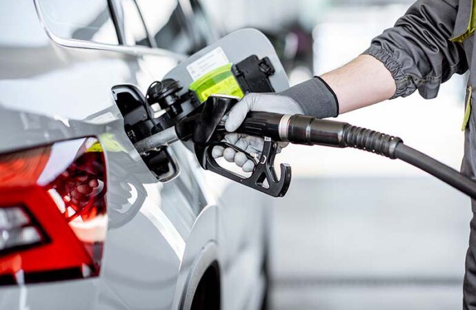 Governo discute congelar preços dos combustíveis para segurar inflação