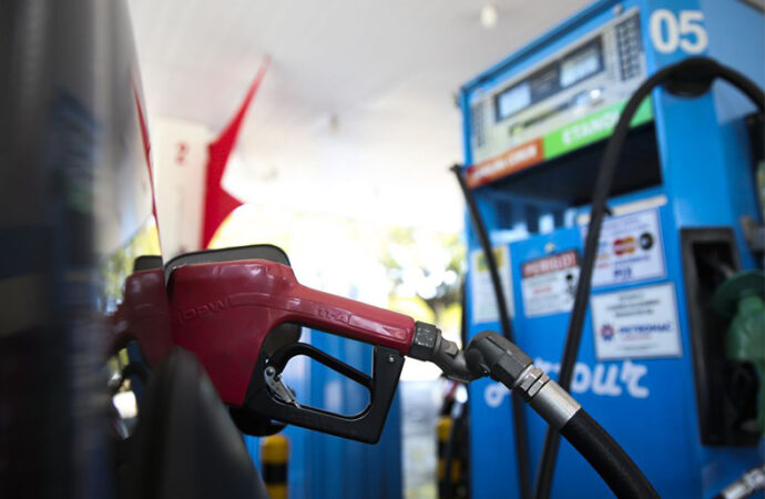 Petrobras reduz preço do litro da gasolina nas distribuidoras